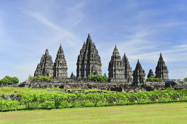 10 Tempat Wisata Indonesia yang Pernah Dikunjungi Artis Korea, Jin BTS Sambangi Pulau Mahoro