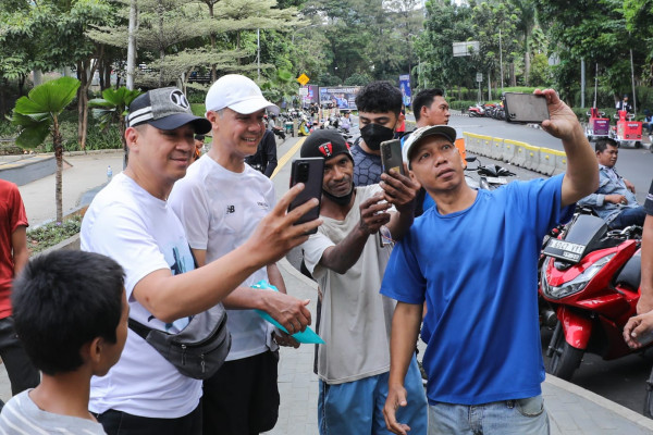 Bahagianya Nenek Siti Barang Dagangannya Diborong Ganjar Pranowo di CFD Sudirman