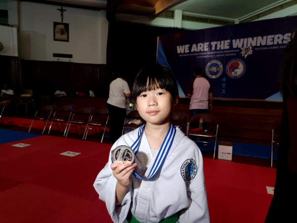 Angela Tanoesoedibjo Bangga sang Putri Debut di Kejuaraan Taekwondo Jurus Junior Indonesia ITF 2023