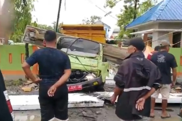 Truk Pengangkut Sampah Tabrak Gerbang Kantor DLH Pinrang, Sopir Tewas