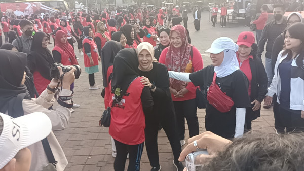 Keseruan Siti Atikoh Senam Sicita Bareng Ratusan Warga di Alun-Alun Serang Banten