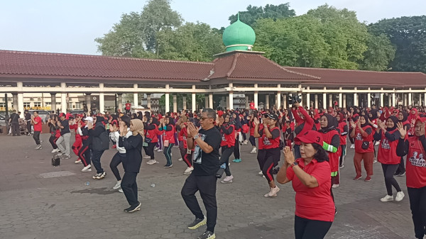 Keseruan Siti Atikoh Senam Sicita Bareng Ratusan Warga di Alun-Alun Serang Banten