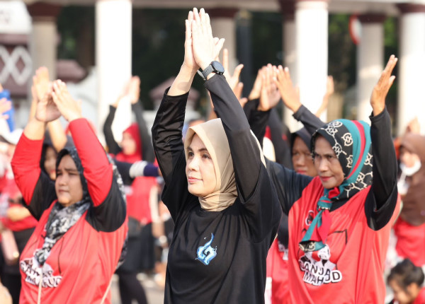 Siti Atikoh Ikut Senam Pagi di Alun-alun Kota Serang, Gaya Santainya Curi Perhatian
