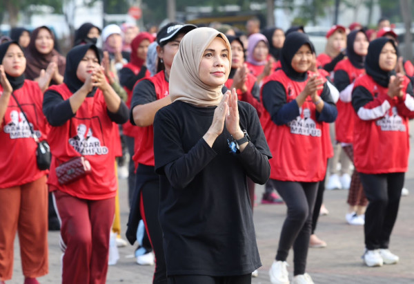 Siti Atikoh Ikut Senam Pagi di Alun-alun Kota Serang, Gaya Santainya Curi Perhatian