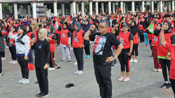 Siti Atikoh Ikut Senam Pagi di Alun-alun Kota Serang, Gaya Santainya Curi Perhatian