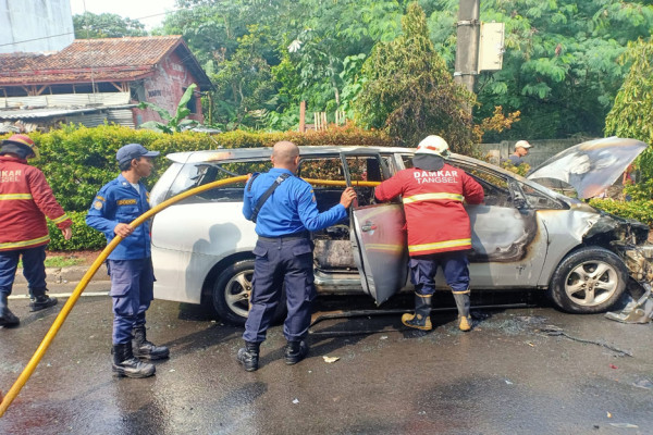 Empat Kendaraan Terlibat Kecelakaan di Serpong Tangsel, Satu Mobil Terbakar