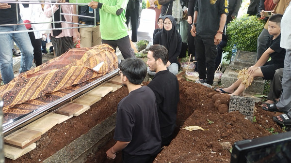 Momen Jeje Govinda Turun ke Liang Lahat Mengantar Ibunda ke Tempat Peristirahatan Terakhir