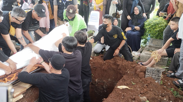 Momen Jeje Govinda Turun ke Liang Lahat Mengantar Ibunda ke Tempat Peristirahatan Terakhir