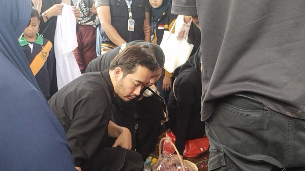 Tangis Jeje Govinda Pecah Antar Ibunda ke Tempat Peristirahatan Terakhir