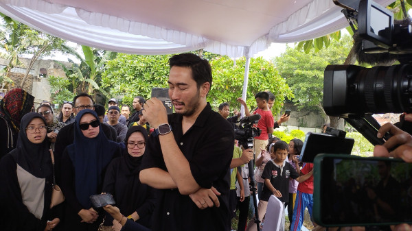 Tangis Jeje Govinda Pecah Antar Ibunda ke Tempat Peristirahatan Terakhir