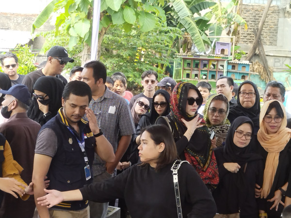 Nagita Slavina dan Tarra Budiman Hadiri Pemakaman Ibunda Jeje Govinda