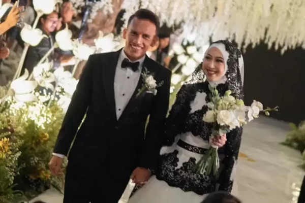 8 Artis yang Menikah dengan Pesepak Bola Indonesia, Nomor 3 Paling Langgeng
