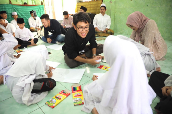 Kunjungi LKSA Al Ikhlas Bekasi, Alam Ganjar Ajak Anak Indonesia Terus Bermimpi