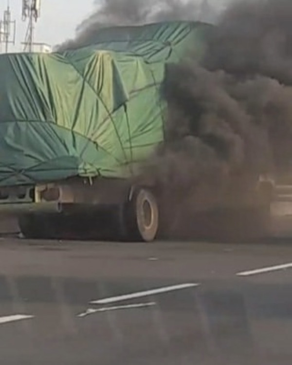 Ada Truk Terbakar di Tol Dalam Kota, Lalu Lintas Padat
