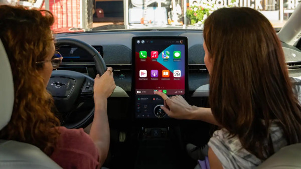Gonjang-ganjing Android Auto dan Apple CarPlay di Mobil, Ford dan GM Beda Sikap