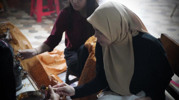 Tampil Memesona, Calon Ibu Negara Siti Atikoh Jajal Membatik Ramah Lingkungan