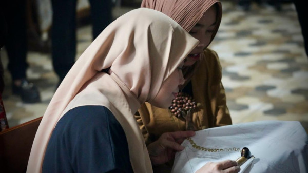 Tampil Memesona, Calon Ibu Negara Siti Atikoh Jajal Membatik Ramah Lingkungan