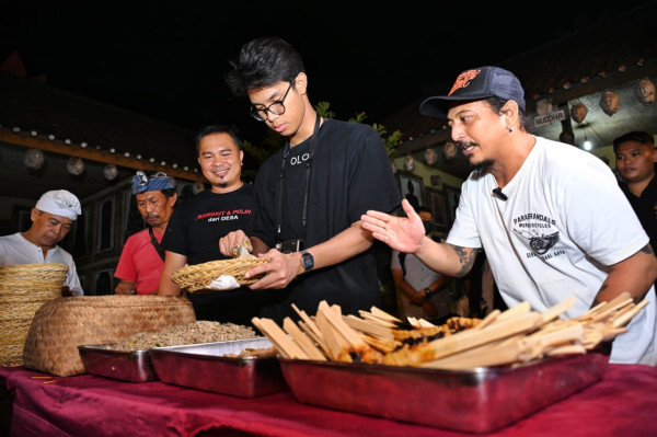 Momen Alam Ganjar Makan Malam Bersama Masyarakat Bali, Cicipi Nikmatnya Sate Lilit