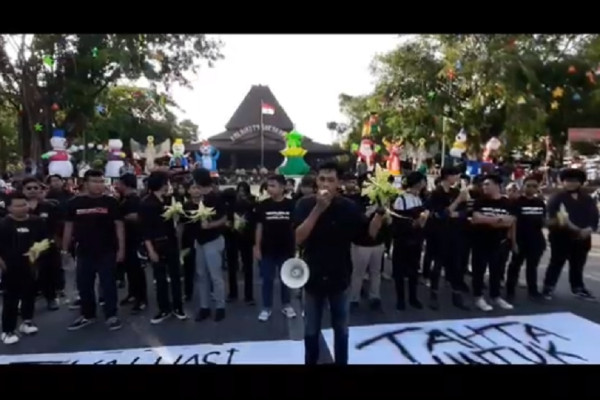 Demo Kantor Wali Kota Solo, Mahasiswa Tantang Debat Gibran