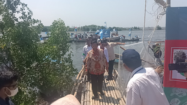 Momen Mahfud MD Jajal Perahu dan Makan Bareng Nelayan di Marunda