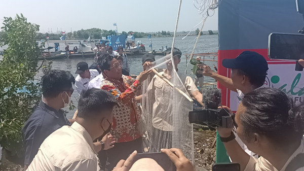 Momen Mahfud MD Jajal Perahu dan Makan Bareng Nelayan di Marunda