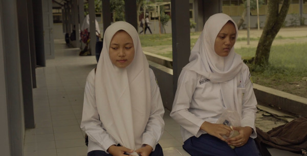 Review Film Telur Setengah Matang: Labirin Sesal Tak Berujung