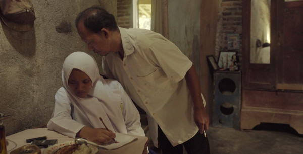 Review Film Telur Setengah Matang: Labirin Sesal Tak Berujung