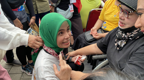 Hadiri Jalan Sehat Bareng Penyandang Disabilitas, Siti Atikoh Diberi Kalung