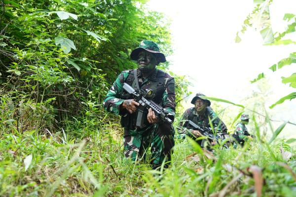 Pangkostrad Letjen TNI Muhammad Saleh Mustafa Terima Brevet Intai Tempur