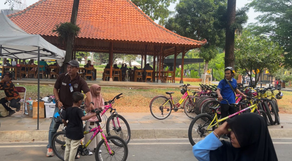 Serunya Libur Nataru di TMII dengan Naik Sepeda dan Skuter Listrik