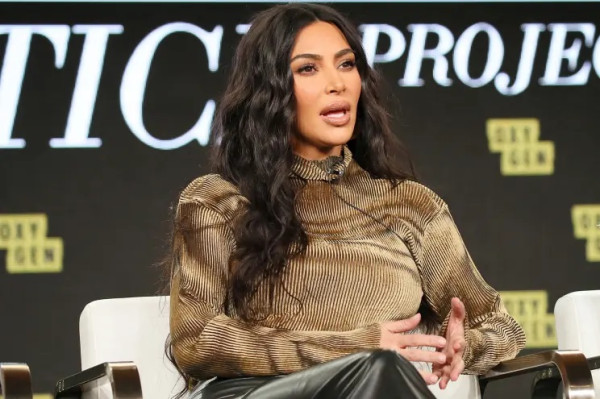 7 Tradisi Natal Artis Hollywood, Kim Kardashian Gelar Pesta Piyama