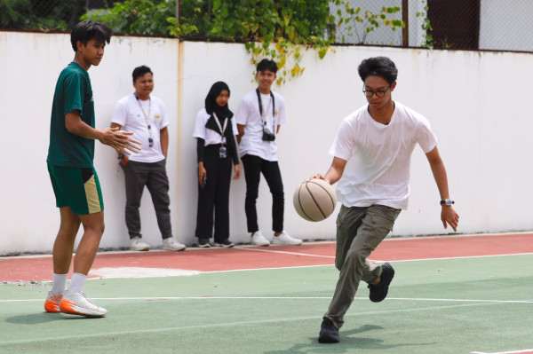 Libur Natal, Alam Ganjar Main Basket di Hetero Space Purwokerto