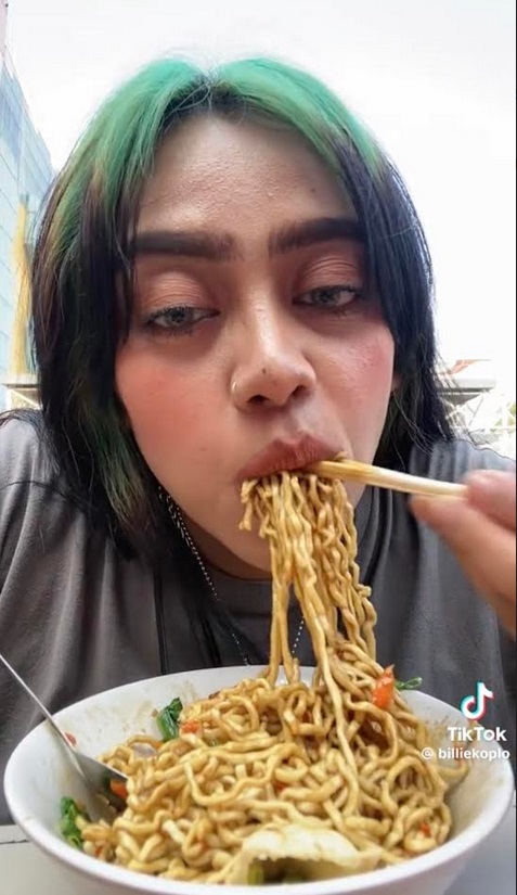 Viral Billie Eilish Makan Mi Ayam di Blok M, Netizen: Kaget Bisa Bahasa Indonesia