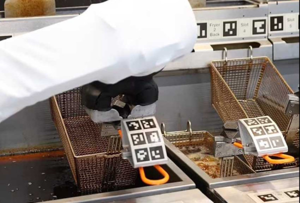 Ini Restoran Burger Pertama di Dunia Menggunakan Robot Ditenagai AI