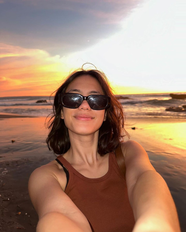 Foto-Foto Pevita Pearce Menikmati Liburan di Pantai, Netizen: Emang Boleh Secakep Ini?