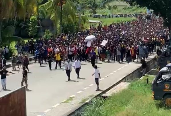 Penampakan Jenazah Lukas Enembe Dipikul Warga Papua dari Bandara ke STAKIN Sentani
