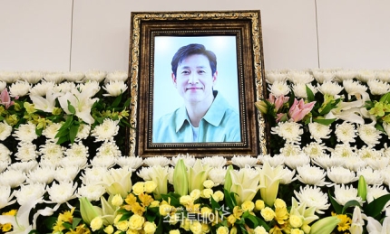 Ini Isi Surat Wasiat Lee Sun Kyun untuk Istri dan Agensi