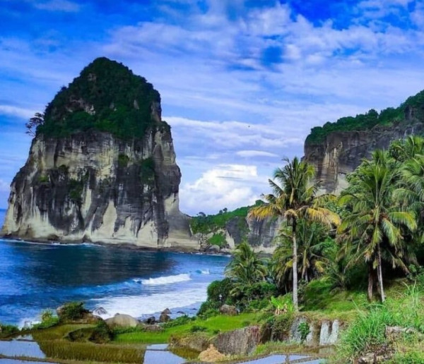 Liburan Akhir Tahun Seru di Pantai Pangasan, Nikmati Alam yang Indah