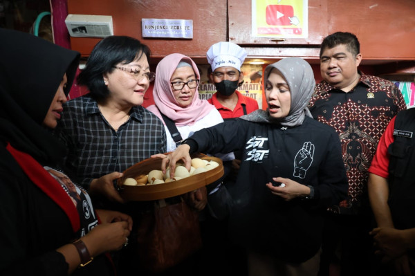 Kunjungi Banyumas, Siti Atikoh Bikin Kue Ndog Bledeg