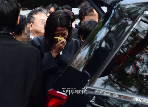 Potret Pemakaman Lee Sun Kyun yang Diiringi Isak Tangis Keluarga dan Artis Korea
