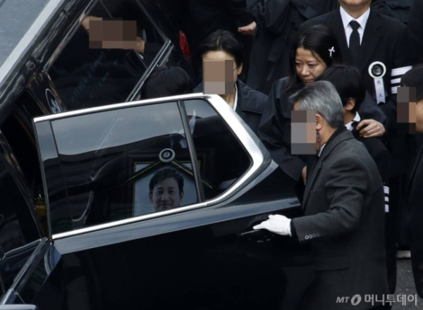 Potret Pemakaman Lee Sun Kyun yang Diiringi Isak Tangis Keluarga dan Artis Korea