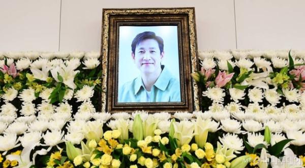 Potret Pemakaman Lee Sun Kyun yang Diiringi Isak Tangis Keluarga dan Artis Korea