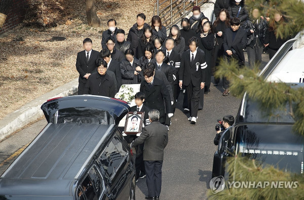 Potret Pemakaman Lee Sun Kyun yang Diiringi Isak Tangis Keluarga dan Artis Korea