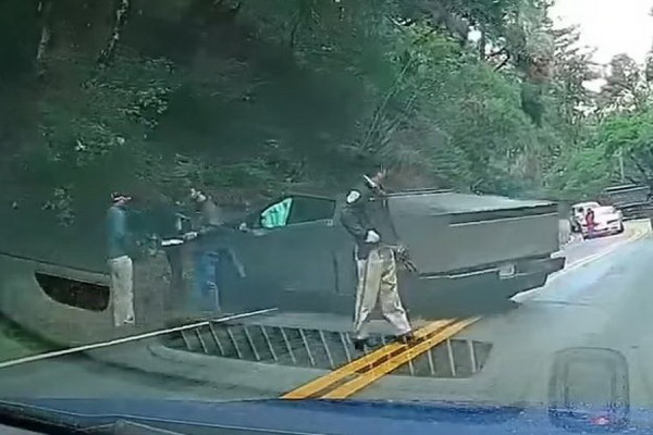 Cybertruck Terlibat Kecelakaan di Jalan Raya, Mobil Lawannya Ringsek