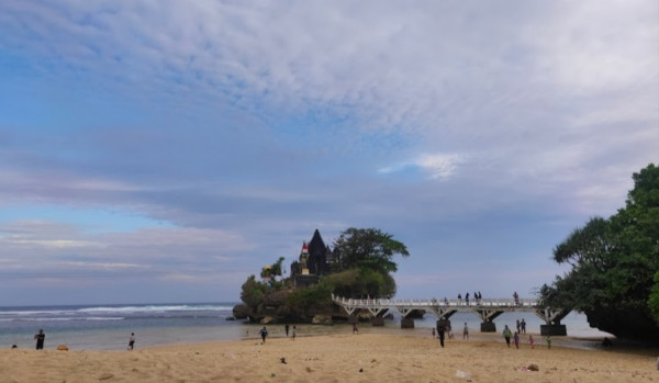 Libur Tahun Baru, Pantai Balekambang Malang Dikunjungi 2.000 Wisatawan