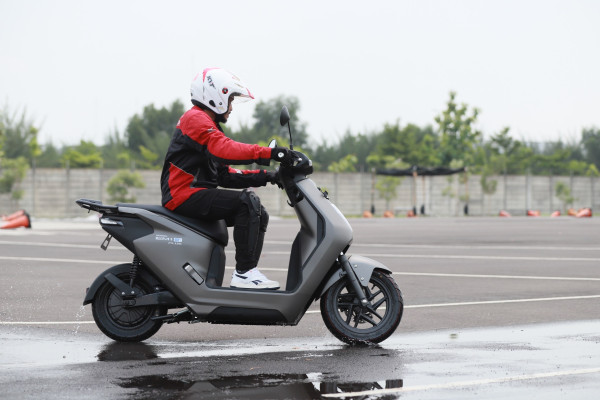 Motor Listrik Honda EM1 e: Aman Terobos Banjir, Tapi…