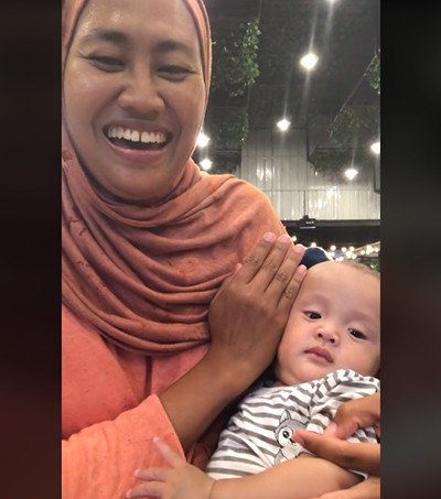 Viral! Ibu Berkulit Sawo Matang Ini Bingung Miliki Anak Putih, Langsung Pengin Perawatan