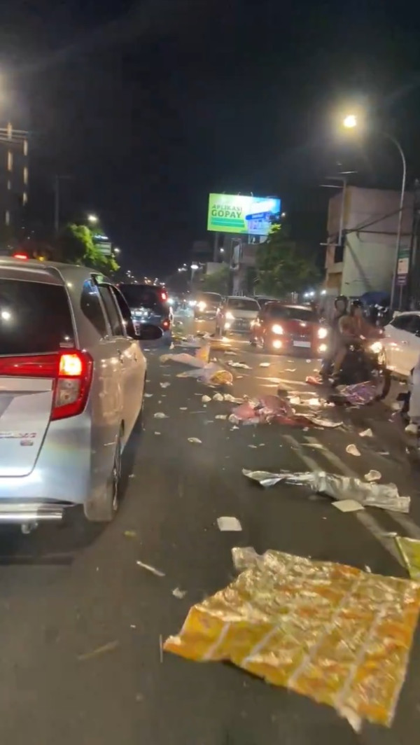Viral! Tugu Jogja Penuh Sampah Berserakan usai Malam Tahun Baru