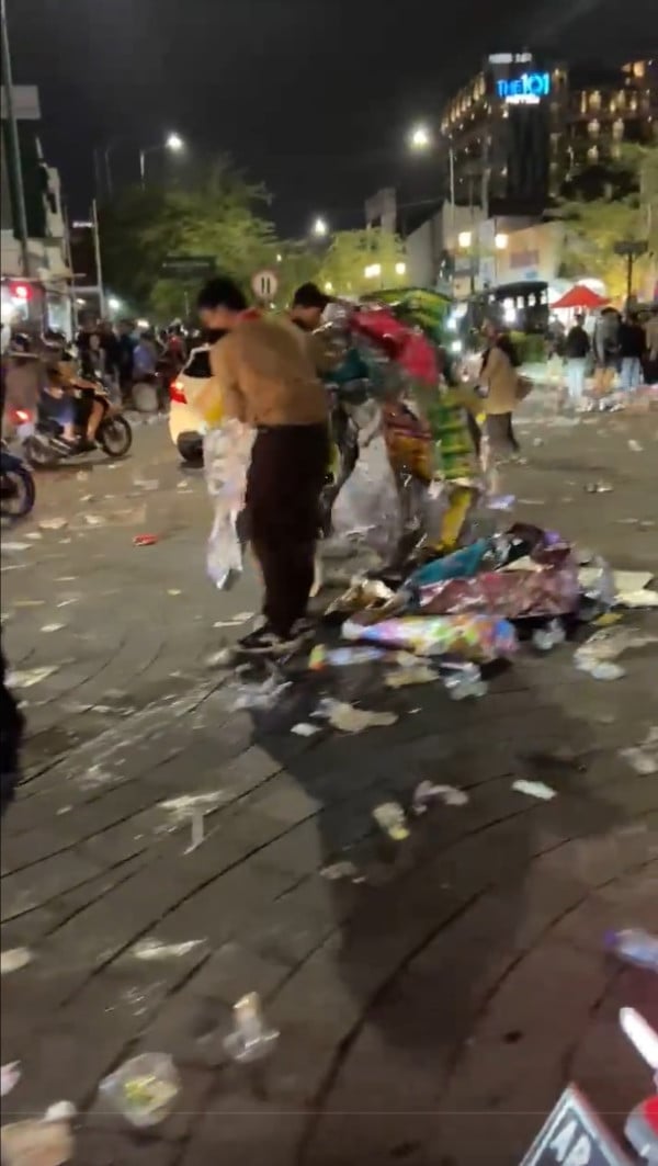 Viral! Tugu Jogja Penuh Sampah Berserakan usai Malam Tahun Baru