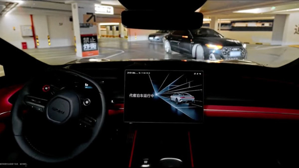 Keren, Mobil Listrik Xiaomi Bisa Parkir Sendiri di Gedung Bertingkat